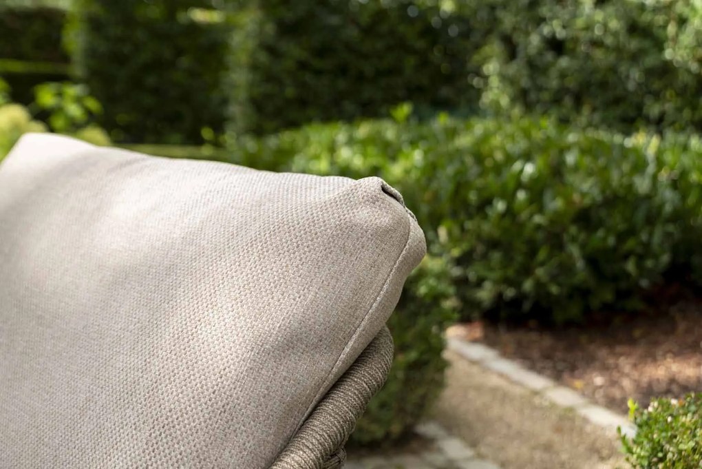 Taste by 4 Seasons Puglia low dining set latte met Low Donato tafel met geprint keramisch blad Ø 160 cm Tuinset taupe weerbestendig