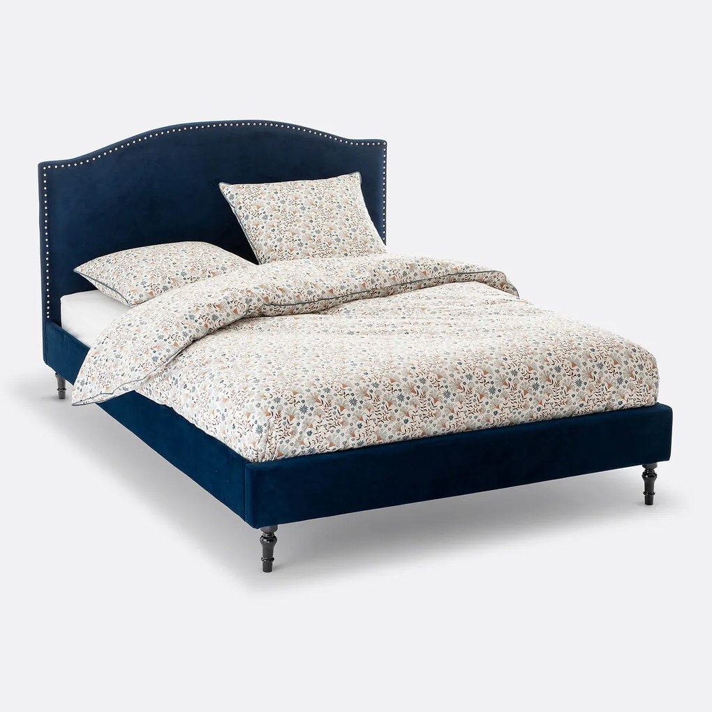 Bed in fluweel met sierspijkerafwerking en beddenbodem Andante