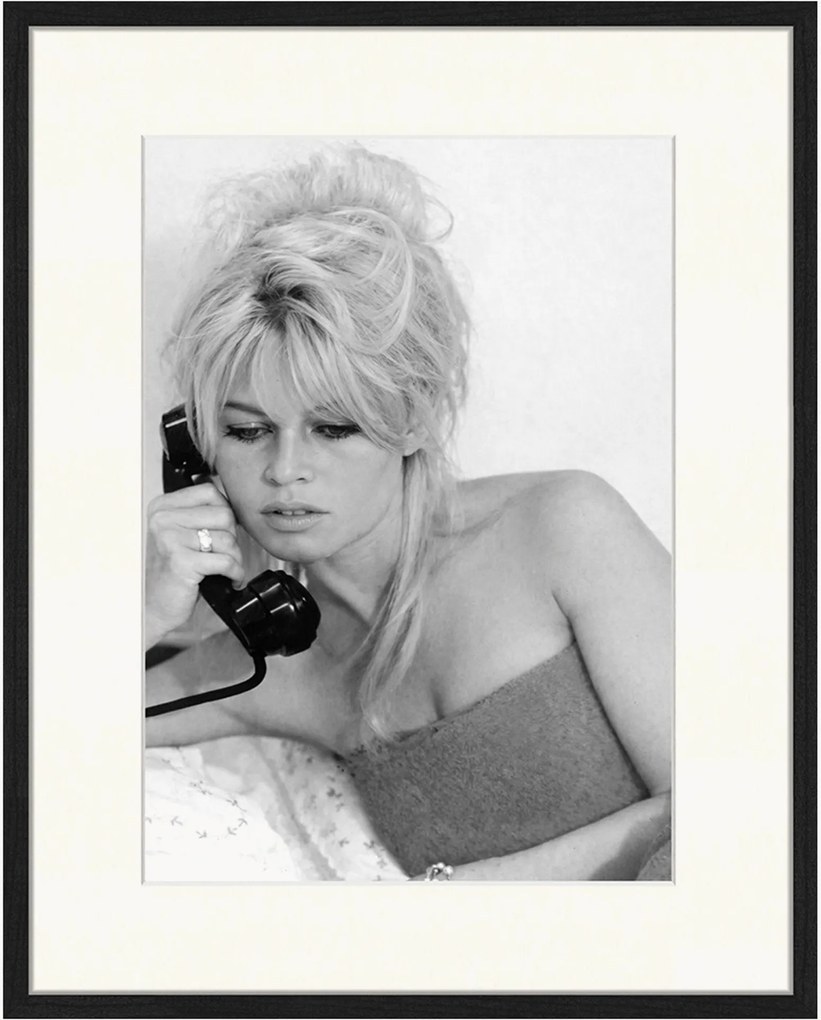 Ingelijste digitale print Brigitte On The Phone