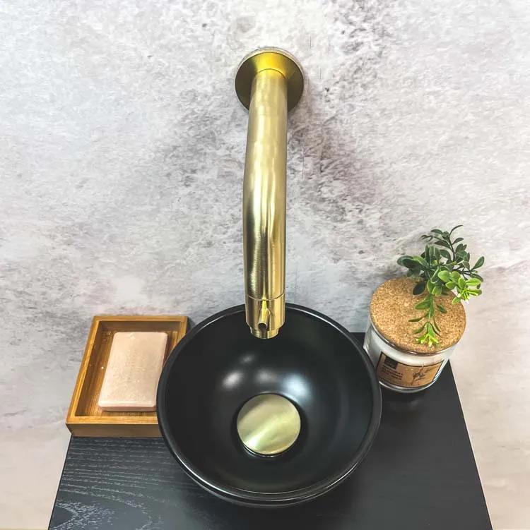 Saniclear Lovi fonteinset met zwarte waskom en gouden kraan voor in het toilet