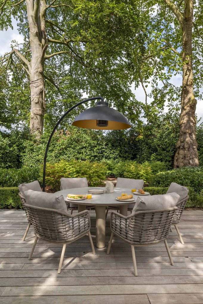 Taste by 4 Seasons Puglia low dining set latte met Low Donato tafel met geprint keramisch blad Ø 160 cm Tuinset taupe weerbestendig