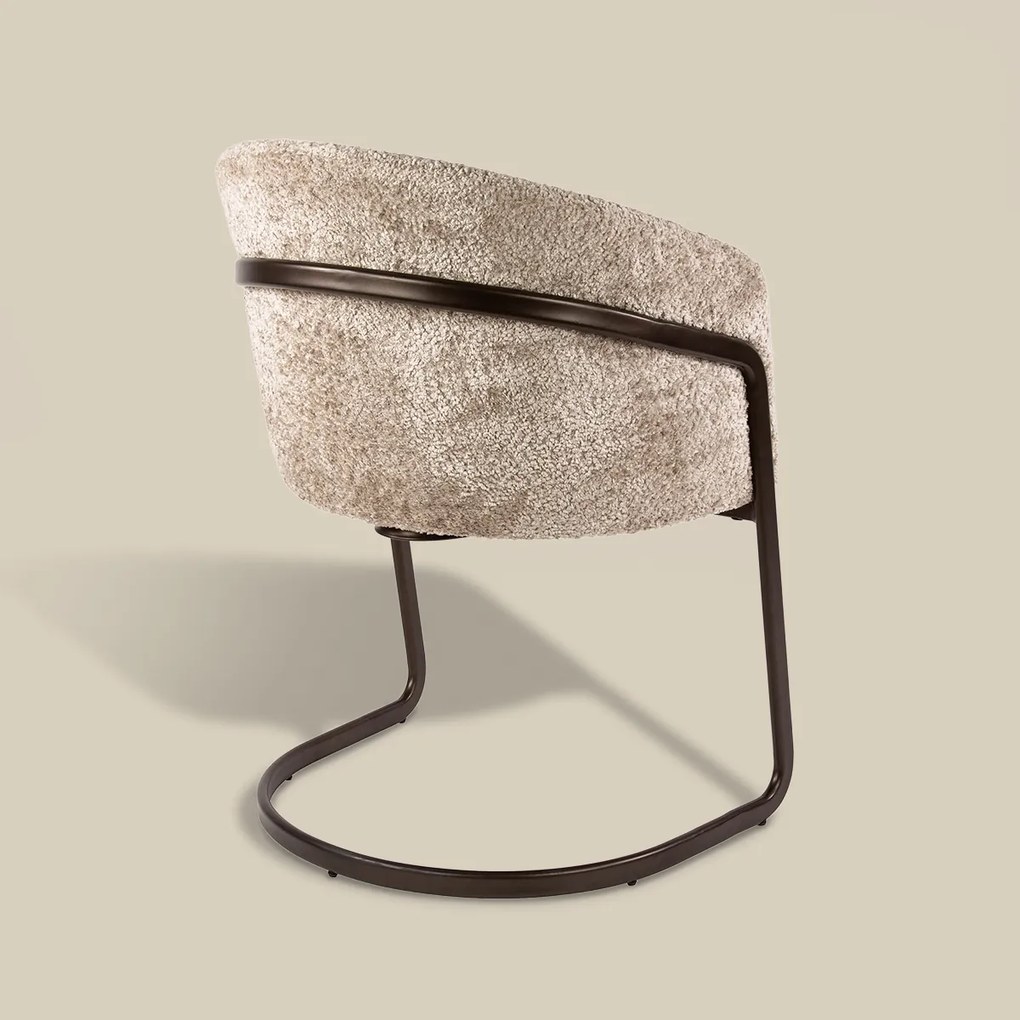 Moderne Armstoel Met Bronzen Frame Beige