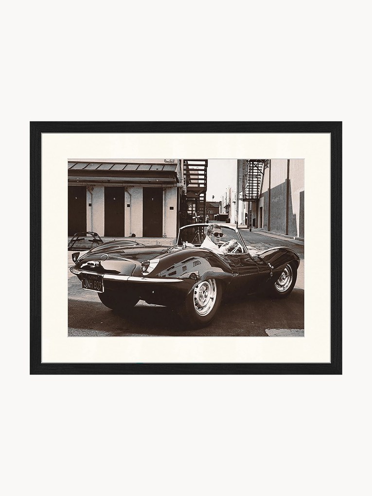Ingelijste foto Steve McQueen in zijn Jaguar