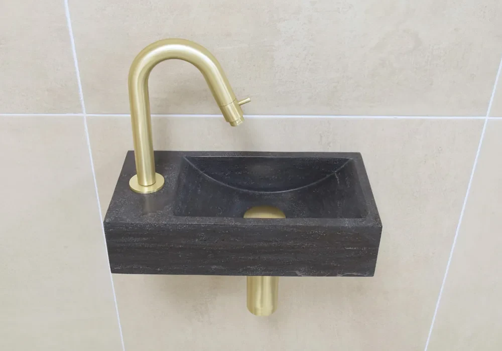 Mueller Small natuursteen fonteinset links met gouden gebogen fonteinkraan en toebehoren