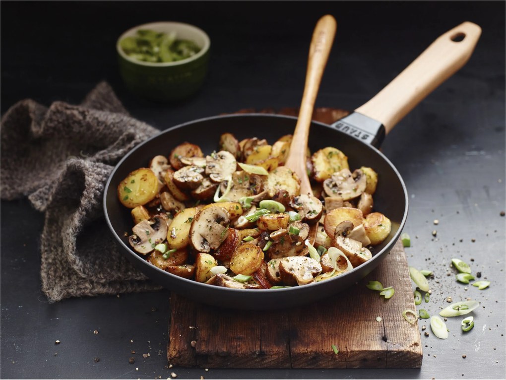 Staub Pans Koekenpan met houten handvat 24 cm, Zwart - Pans - Staub