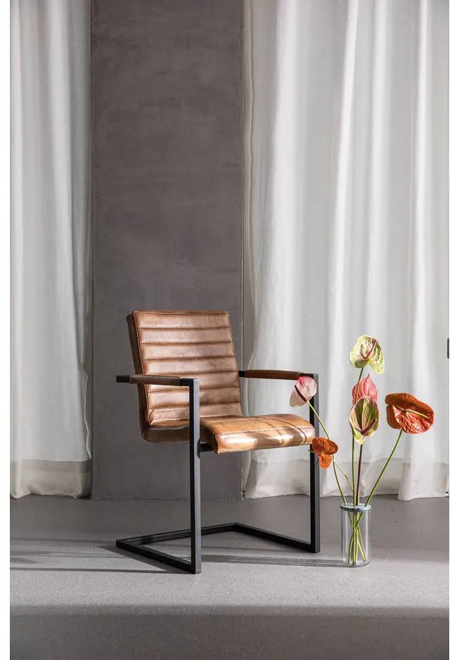 Goossens Eetkamerstoel Mida cognac leer met arm, urban industrieel