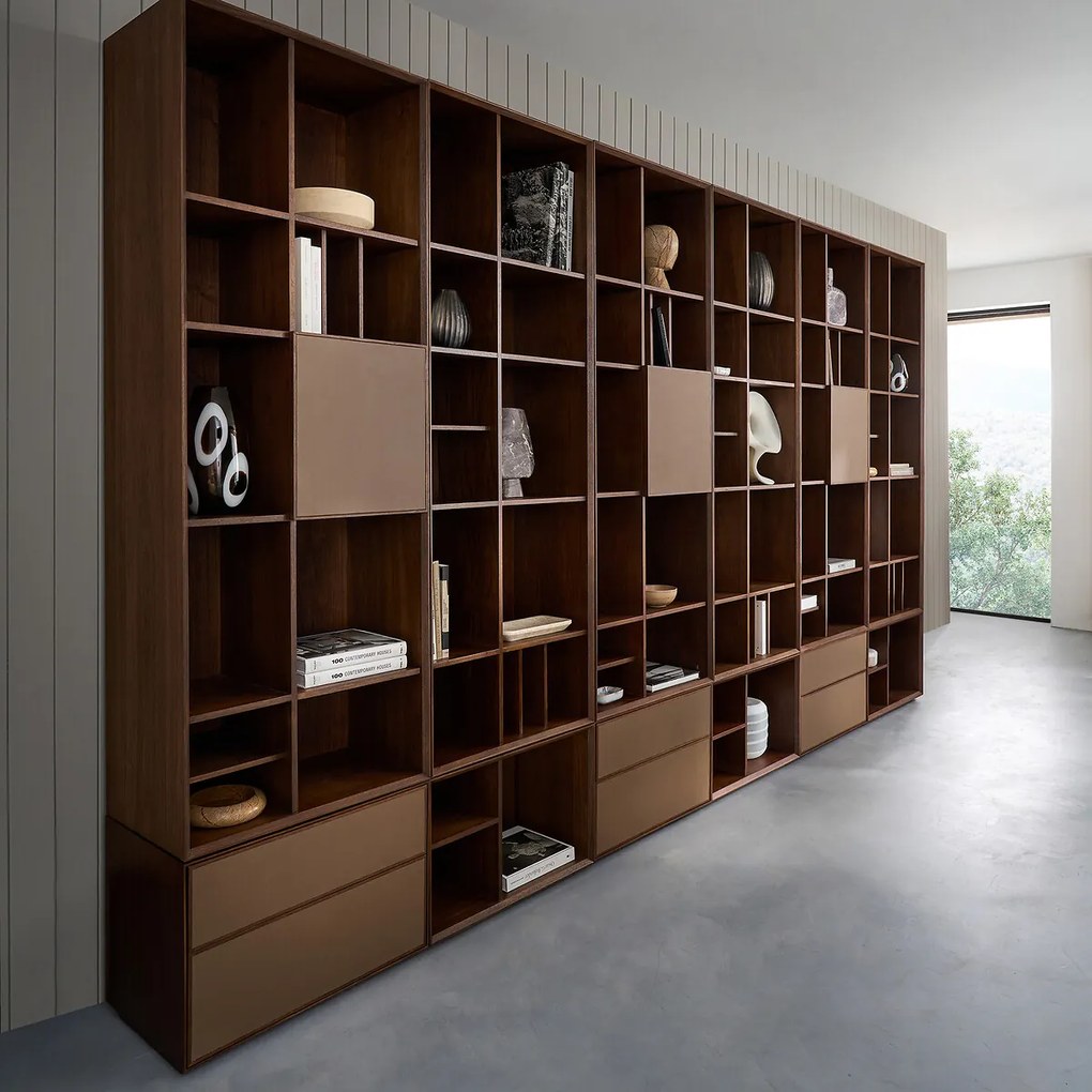 Boekenkast in notenhoutfineer met leren deur, Mikube