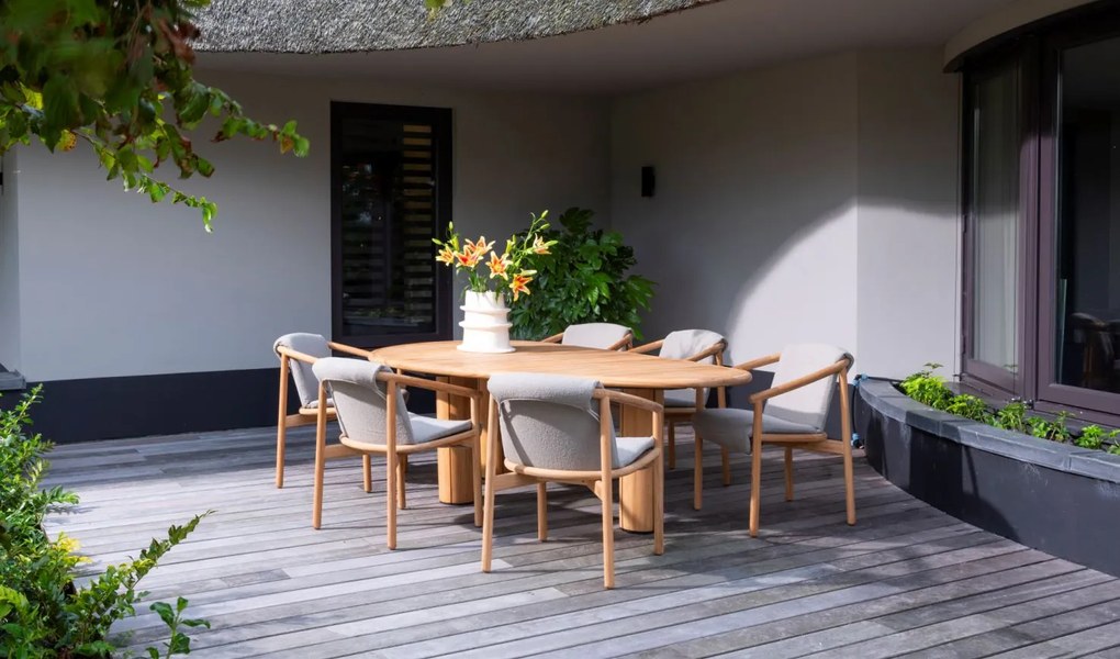 4 Seasons Outdoor Tess dining set teak met Corsica tafel met kiezelvormig blad 240 x 130 cm  Tuinstoel    taupe weerbestendig