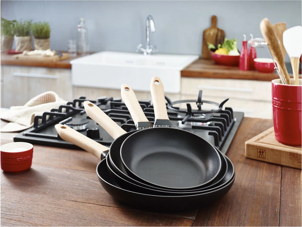 Staub Pans Koekenpan met houten handvat 28 cm, Zwart - Pans - Staub
