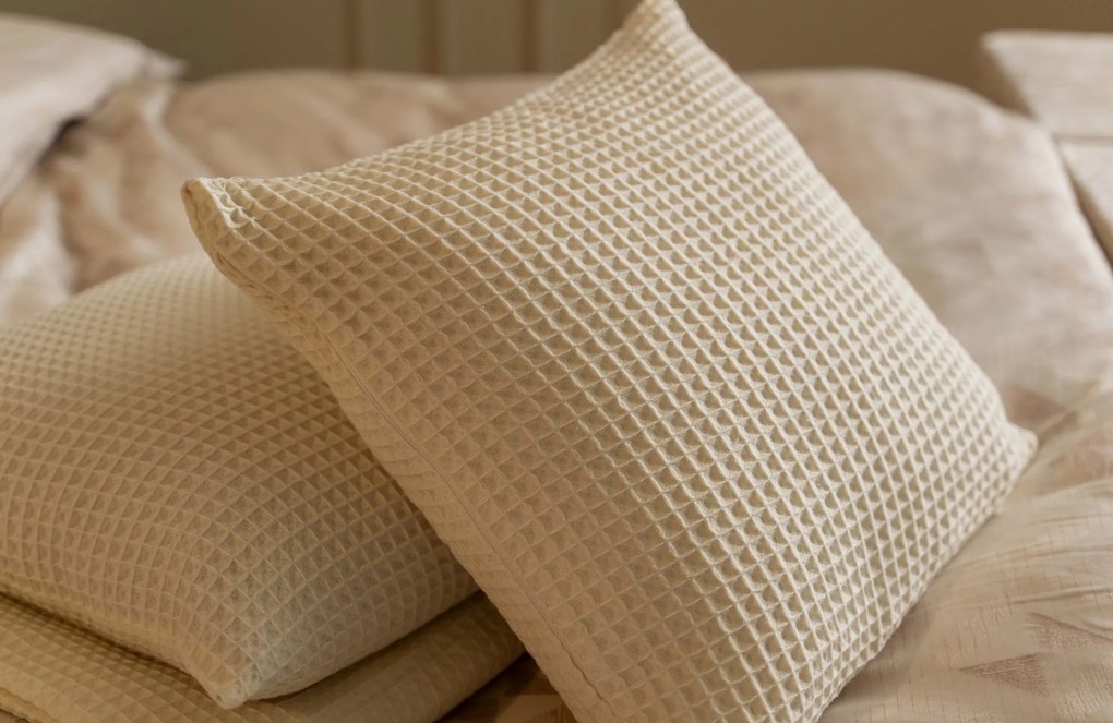Kayori x Daisy Diks Kussensloop Goya Sand – Bij Swiss Sense