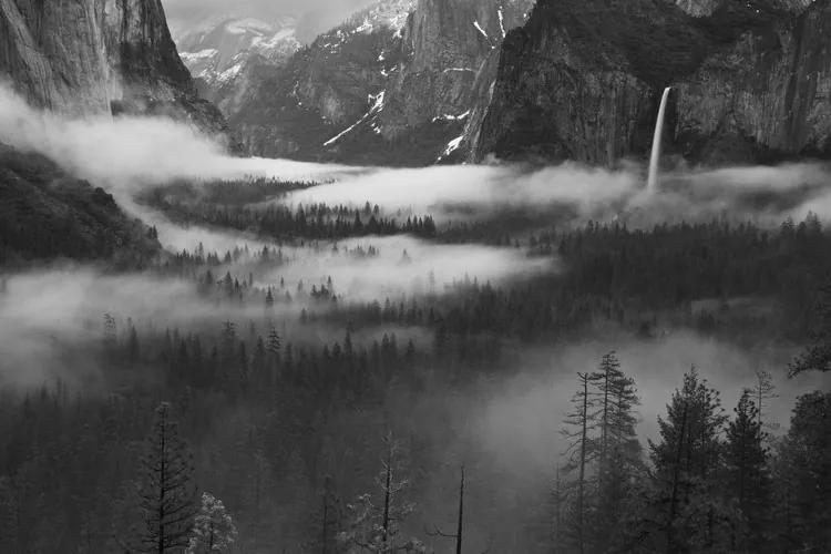 Fotobehang Fog Floating In Yosemite Valley, (128 x 85 cm)