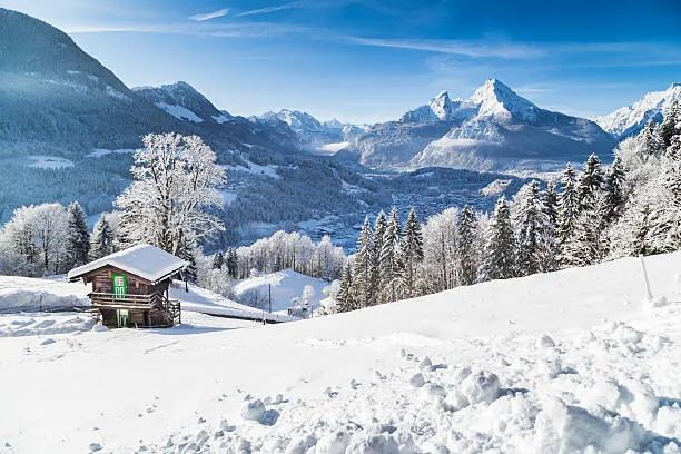 Kunstfotografie Winter wonderland with mountain chalet in the Alps, bluejayphoto, (40 x 26.7 cm)