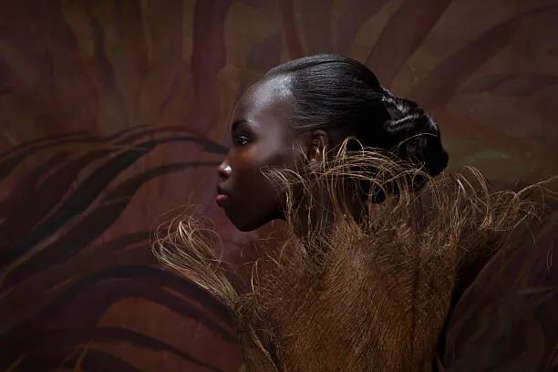 Kunstfotografie Beauty Portrait of woman entwined in palm bark, Ralf Nau, (40 x 26.7 cm)