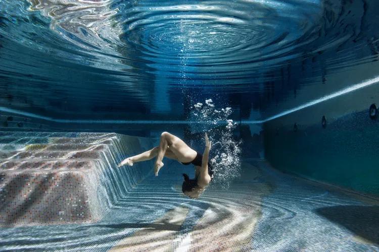 Fotobehang Swimming Inside, (128 x 85 cm)
