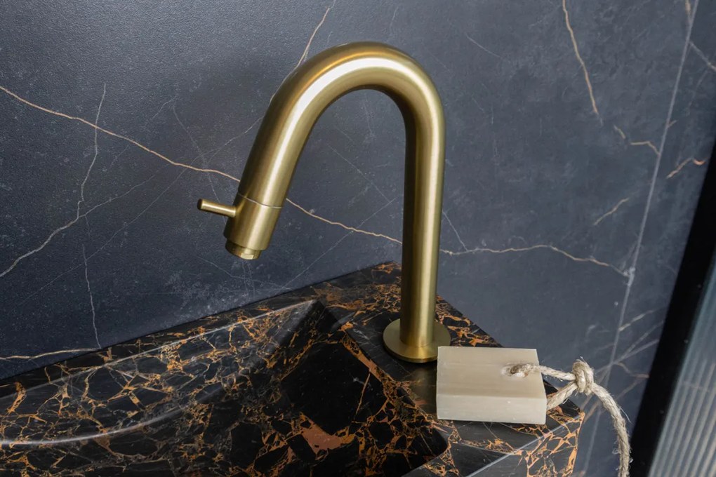 Saniclear Athens Portoro Gold fonteinset met gebogen kraan in geborsteld messing