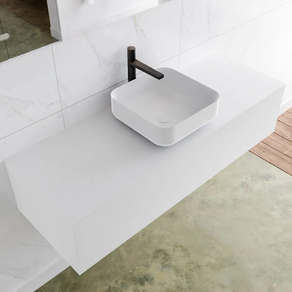 Zaro Lagom volledig naadloos solid surface onderkast met topblad 130cm mat wit met 1 lades Push tot open. Compleet met solid surface opzetkom met 1 kraangat(en)