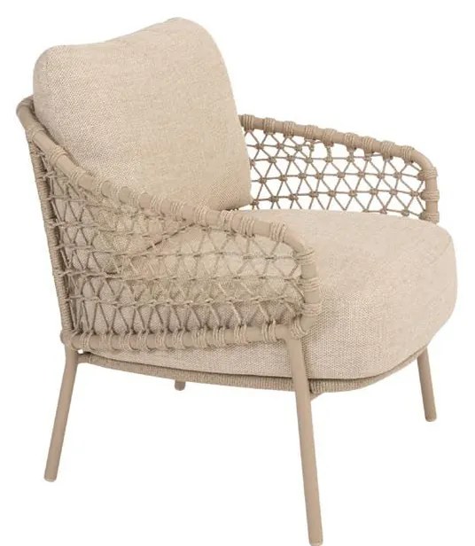 4 Seasons Outdoor Sardinia low dining set latte met Saba tafel latte met teak blad Ø 130 cm Tuinset beige weerbestendig