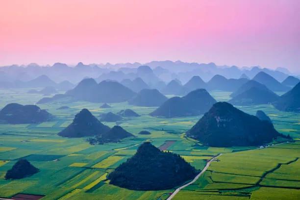 Foto China, Yunnan, Luoping, Fields of rapeseed, Tuul & Bruno Morandi, (40 x 26.7 cm)