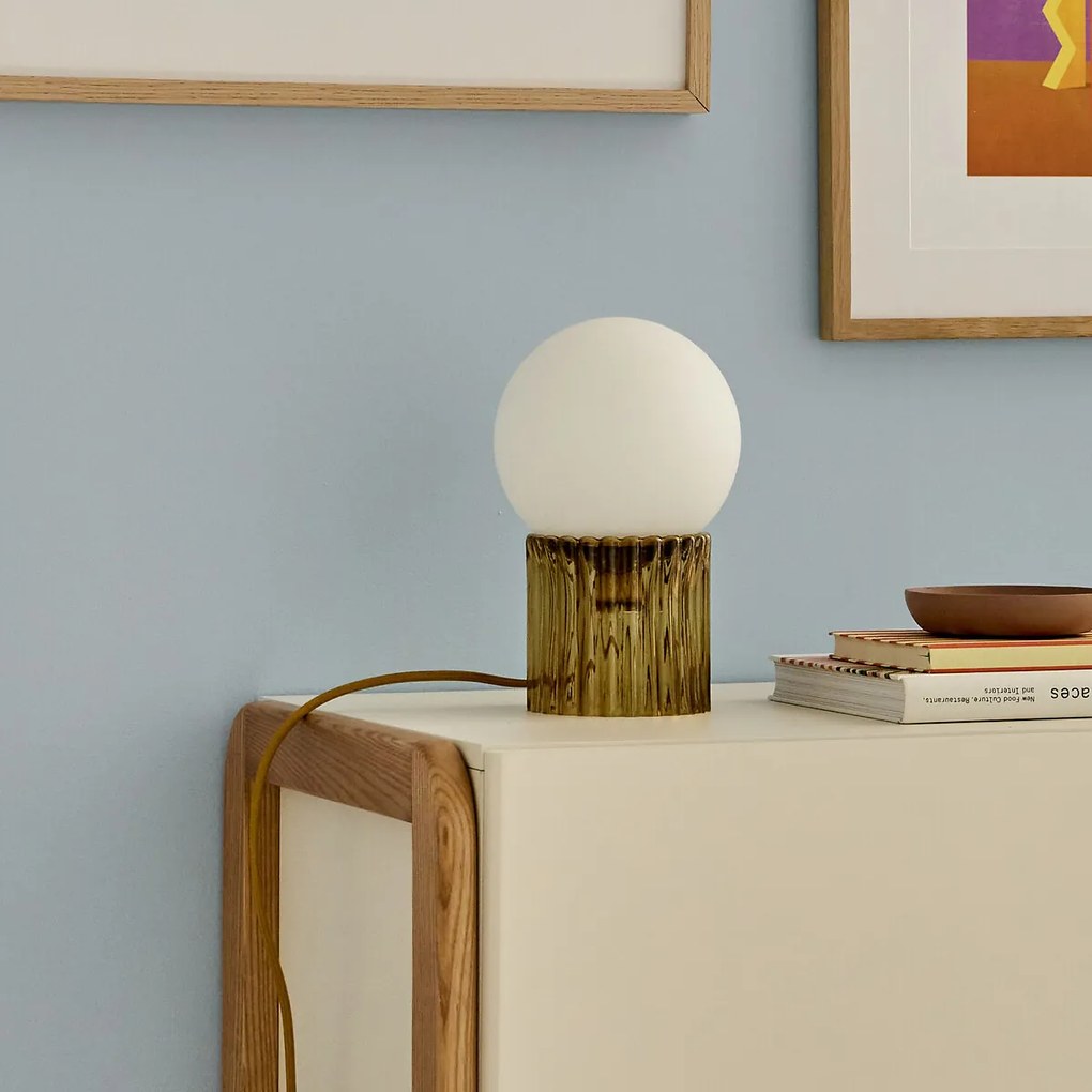 Tafellamp, gekleurd geribbeld glas en opaline