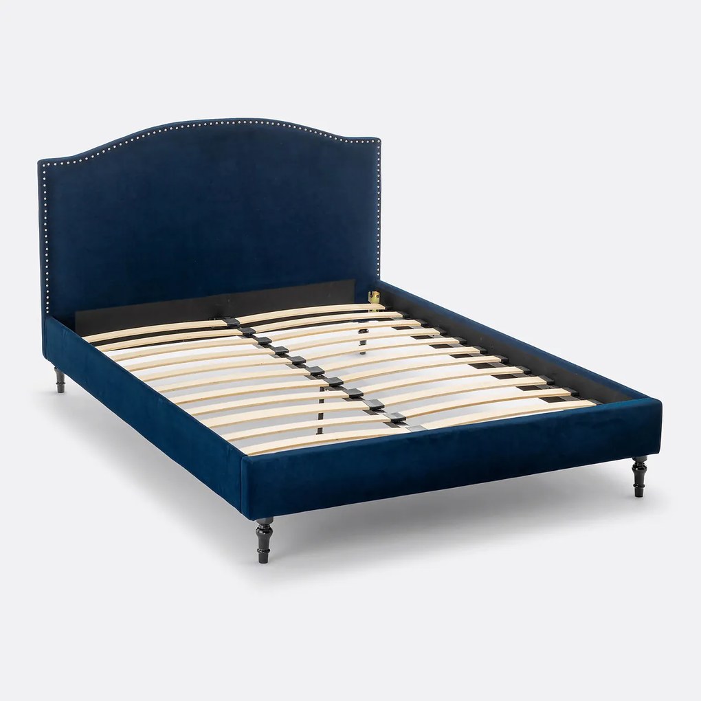 Bed in fluweel met sierspijkerafwerking en lattenbodem Andante