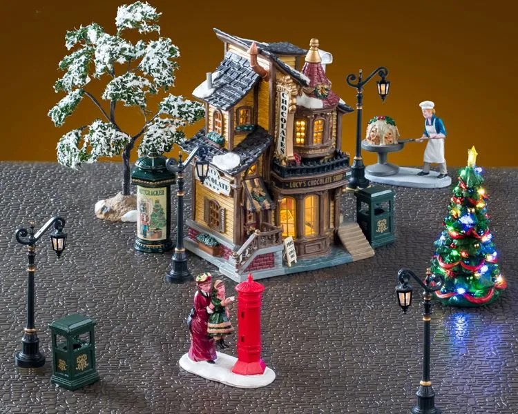 Lemax - 'Lucy's Chocolate Shop Set - Verlicht gebouw/dorp - Inclusief adapter