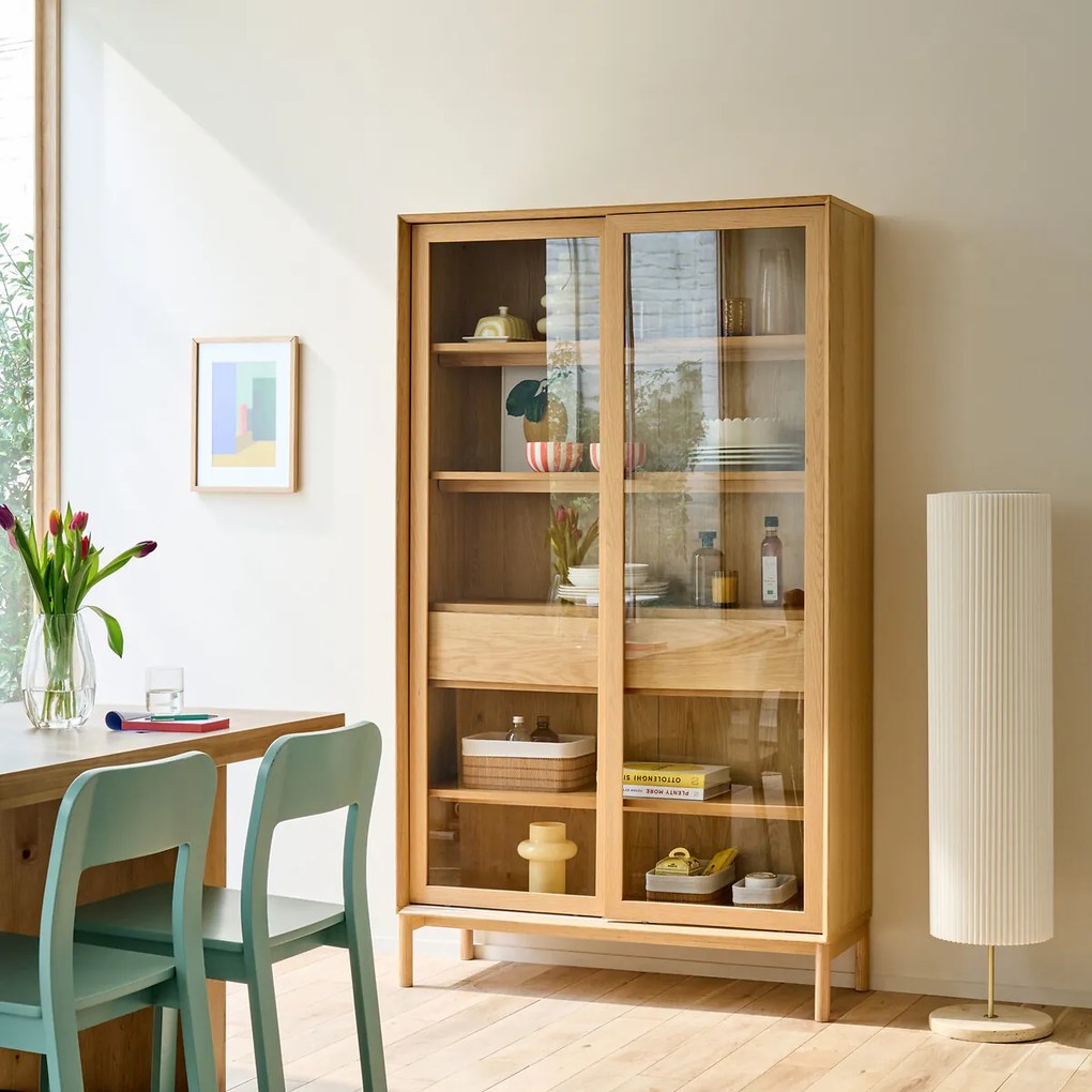 Vitrinekast van eikenfineer, poten van massief essenhout, 2 deuren en 2 laden, ELINA