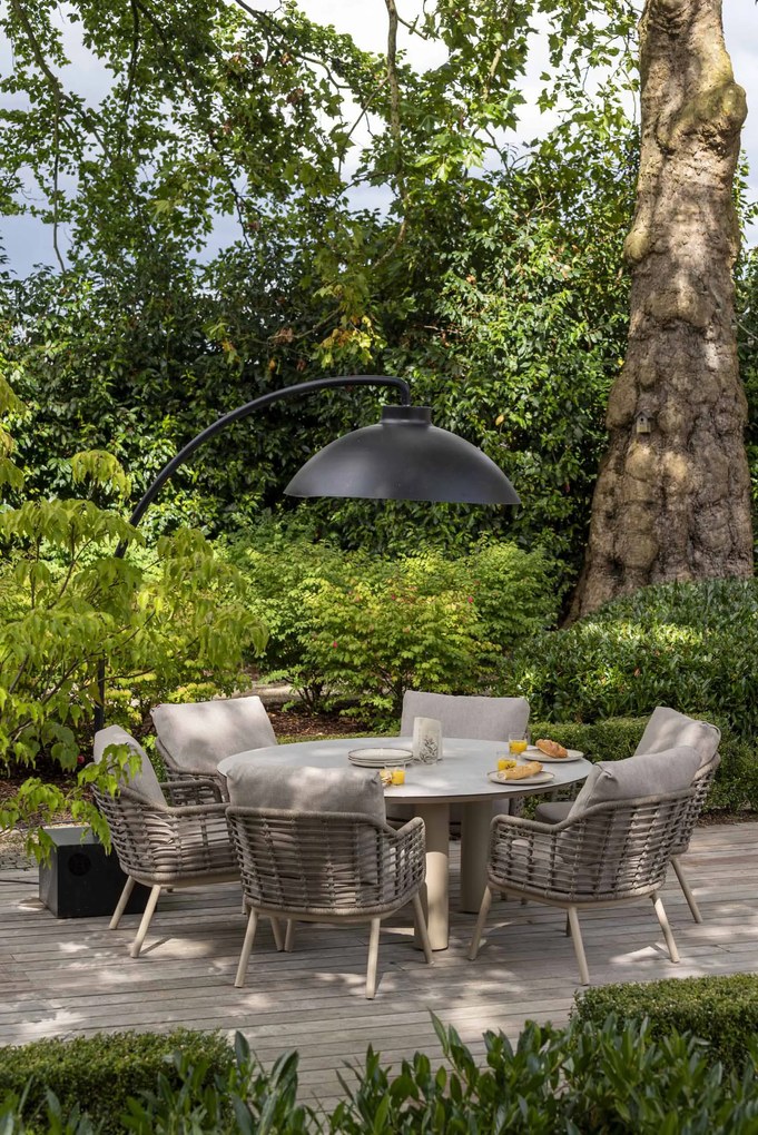 Taste by 4 Seasons Puglia low dining set latte met Low Donato tafel met geprint keramisch blad Ø 160 cm Tuinset taupe weerbestendig