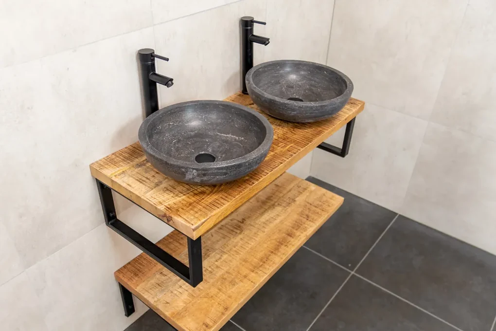 MD Interior Woodz mangohouten badkamermeubel 140cm met 2 hardstenen waskommen