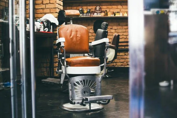 Foto Stylish Vintage Barber Chair In brick, stefanamer