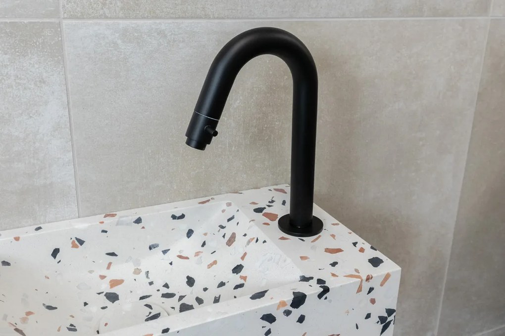 Saniclear Terrazzo fonteinset met gebogen kraan in mat zwart
