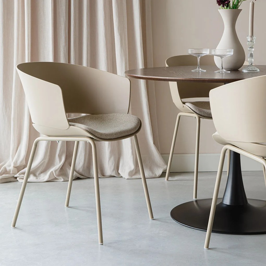 Plastic Kuipstoel Met Zitkussen Beige