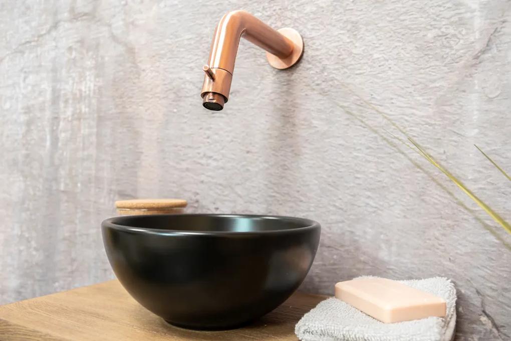 Saniclear Seba fonteinset met bruin eiken plank, zwarte waskom en koperen kraan voor in het toilet