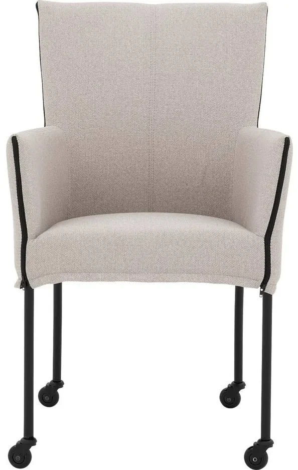 Goossens Eetkamerstoel Funk Zwarte Poten wit stof met armleuning en met wielenZwart skater wiel met zwarte kap, modern design