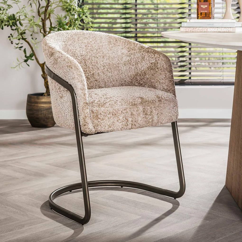 Moderne Armstoel Met Bronzen Frame Beige