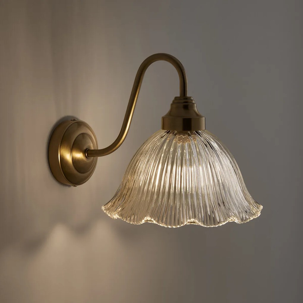 Wandlamp in geribbeld glas en messing, Iloa