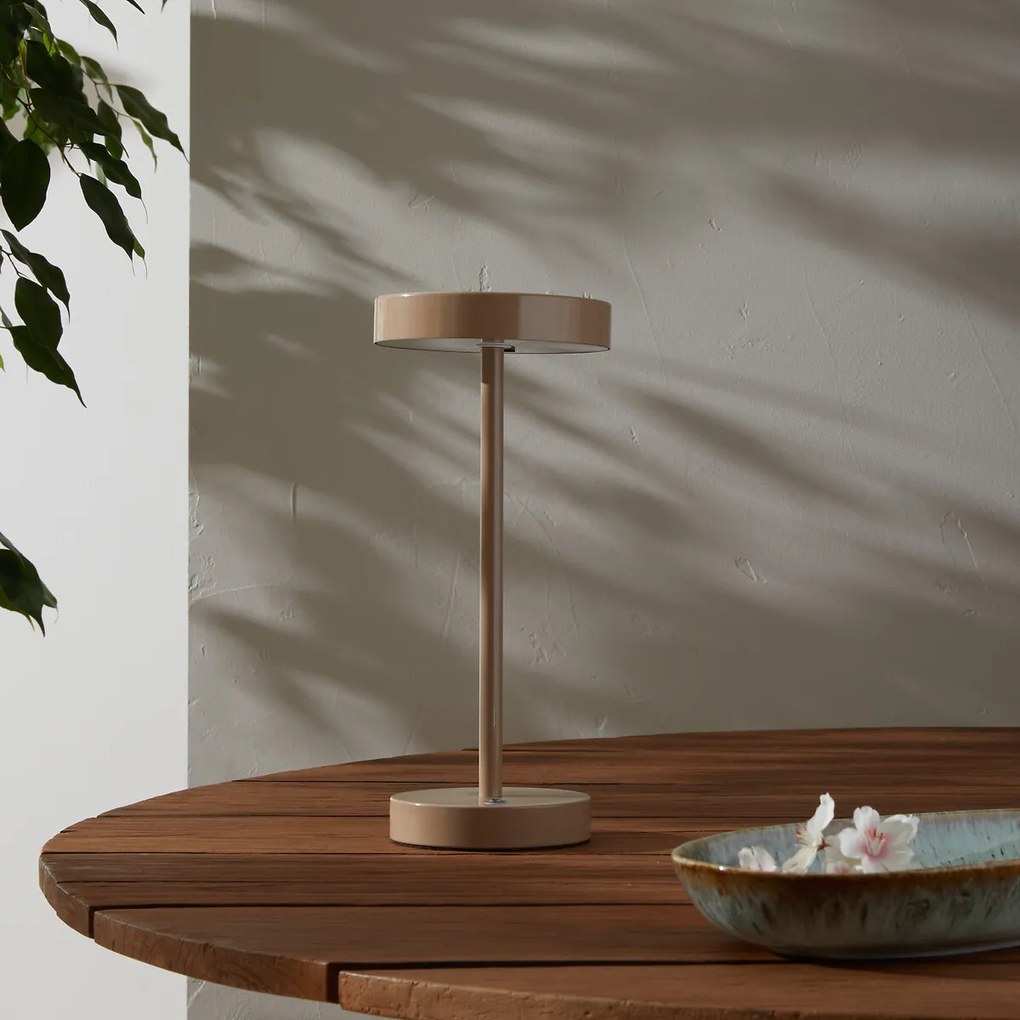 Buitenlamp, in gelakt ijzermetaal , Ylyad