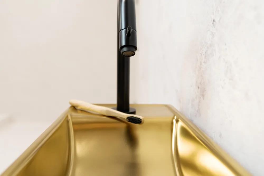 Saniclear Oro fonteinset mat goud met zwarte gebogen kraan links