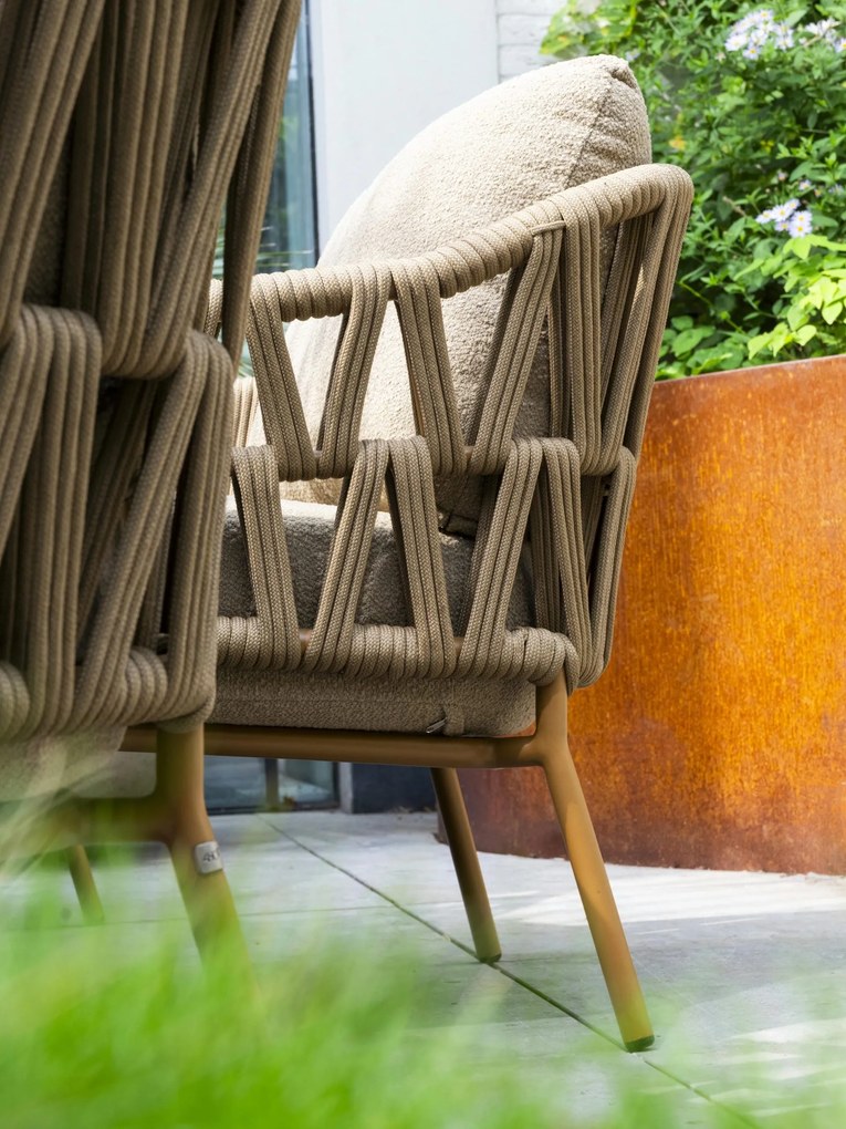 4 Seasons Outdoor Biarritz low dining tuinset amber met Hampton tafel Ø 160 cm Tuinset beige weerbestendig