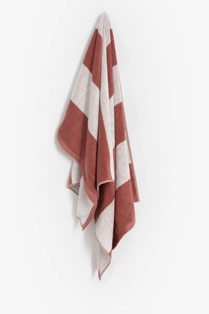 Roze handdoek met horizontale strepen