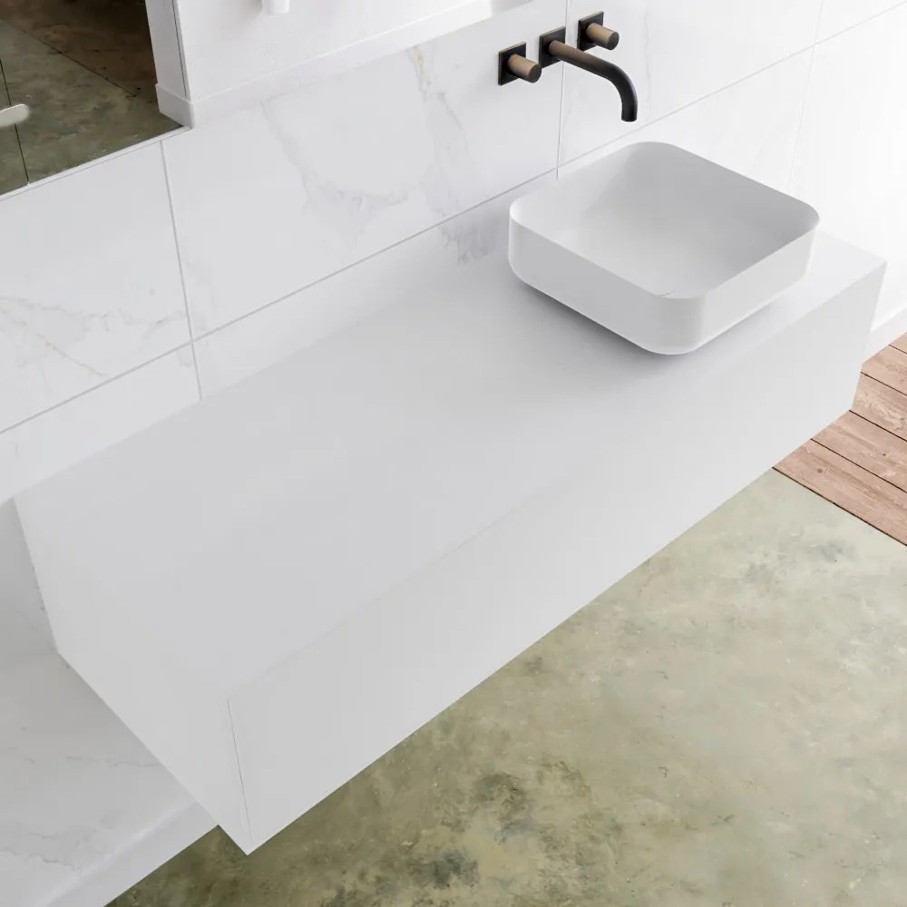 Zaro Lagom volledig naadloos solid surface onderkast met topblad 130cm mat wit met 1 lades Push tot open. Compleet met solid surface opzetkom met 0 kraangat(en)