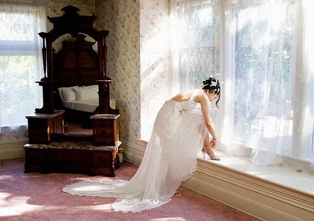 Kunstfotografie Bride Getting Ready in Hotel Room, Natalie Fobes, (40 x 26.7 cm)