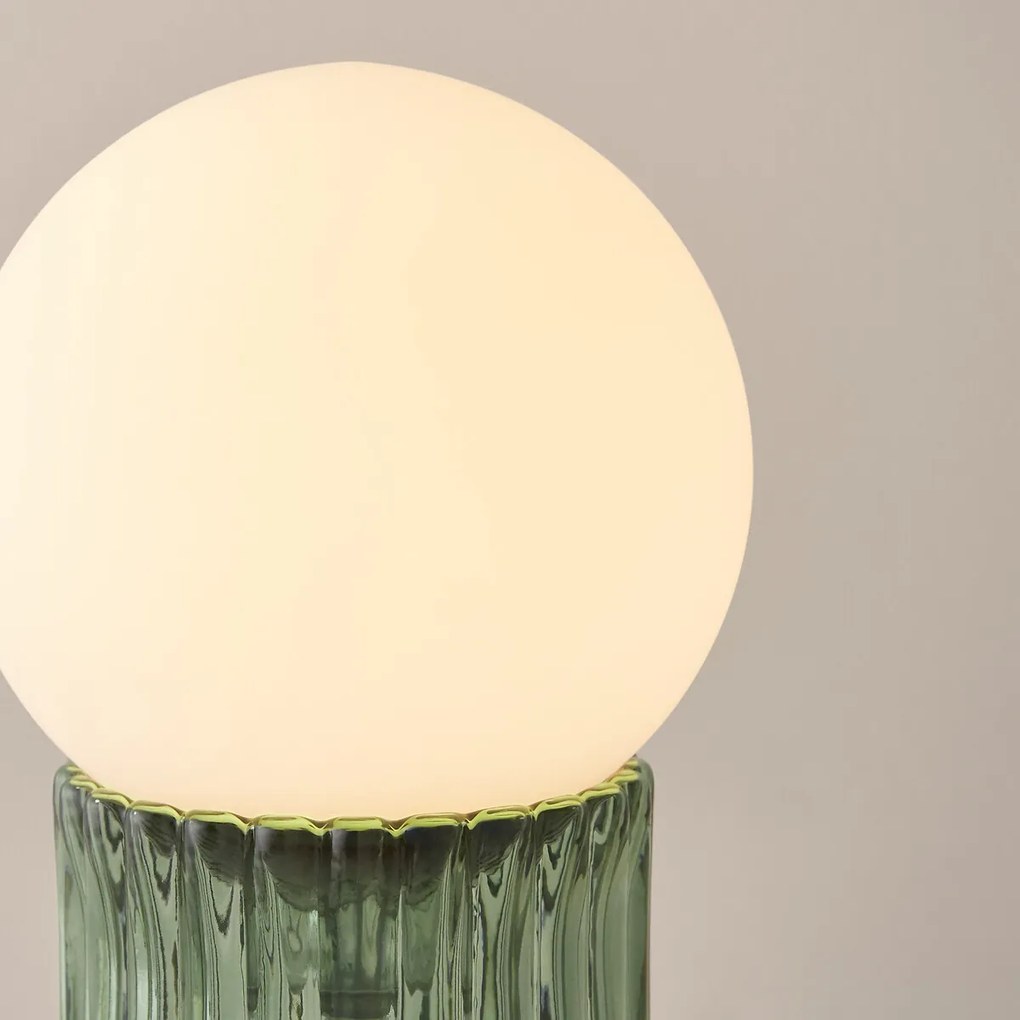 Tafellamp, gekleurd geribbeld glas en opaline