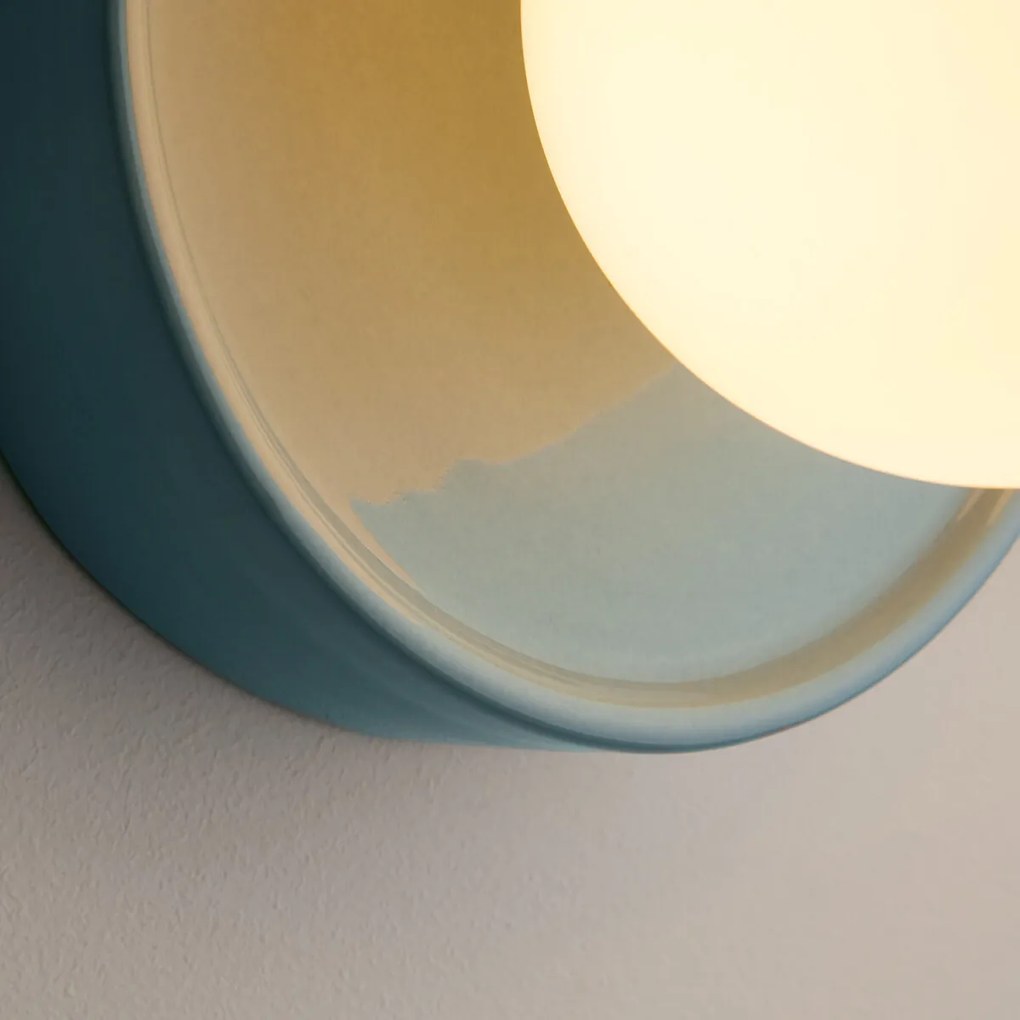 Ronde wandlamp van keramiek en opaline glas, Holi