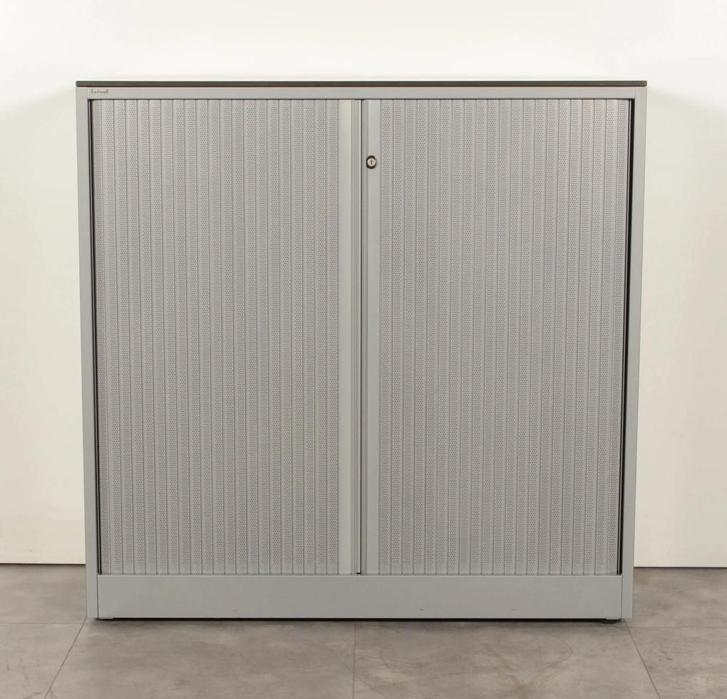 Roldeurkast, aluminium, 119 x 120 cm, incl. 2 legborden, geperforeerde deur