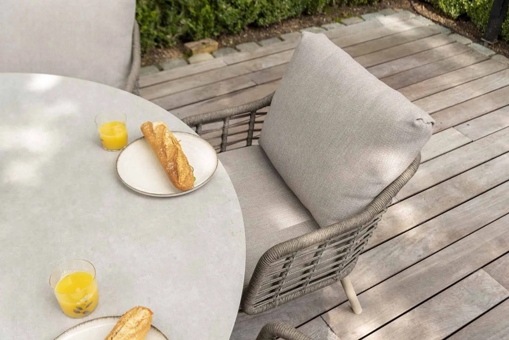 Taste by 4 Seasons Puglia low dining set latte met Low Donato tafel met keramisch blad Ø 160 cm  Tuinset    taupe weerbestendig