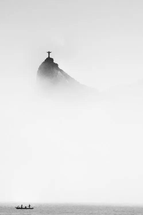 Fotobehang Cristo in the mist, (85 x 128 cm)