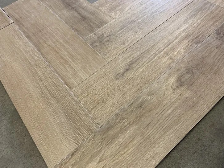 Houtlook Tegel Visgraat 15x60 Cm Bruin DC1