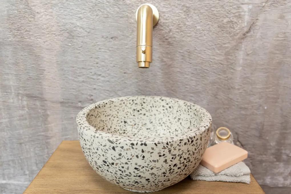 Saniclear Seba fonteinset met bruin eiken plank, zwart-witte terrazzo waskom en gouden kraan voor in het toilet