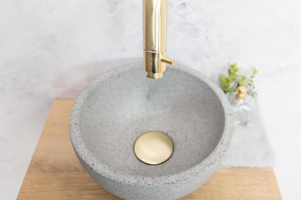 Saniclear Baru fonteinset met eiken plank, grijze terrazzo waskom en gouden kraan voor in het toilet