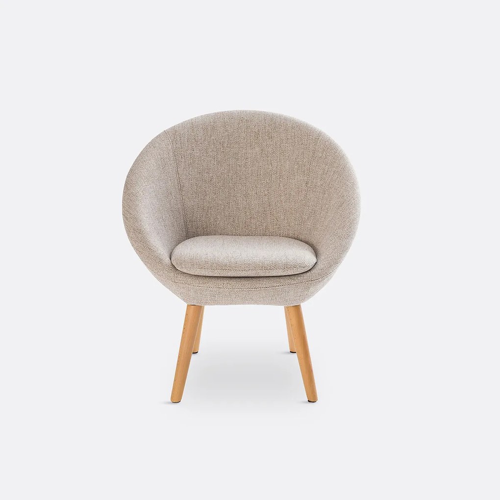 Bolvormige fauteuil met poten in massief beukenhoutf, Jimi